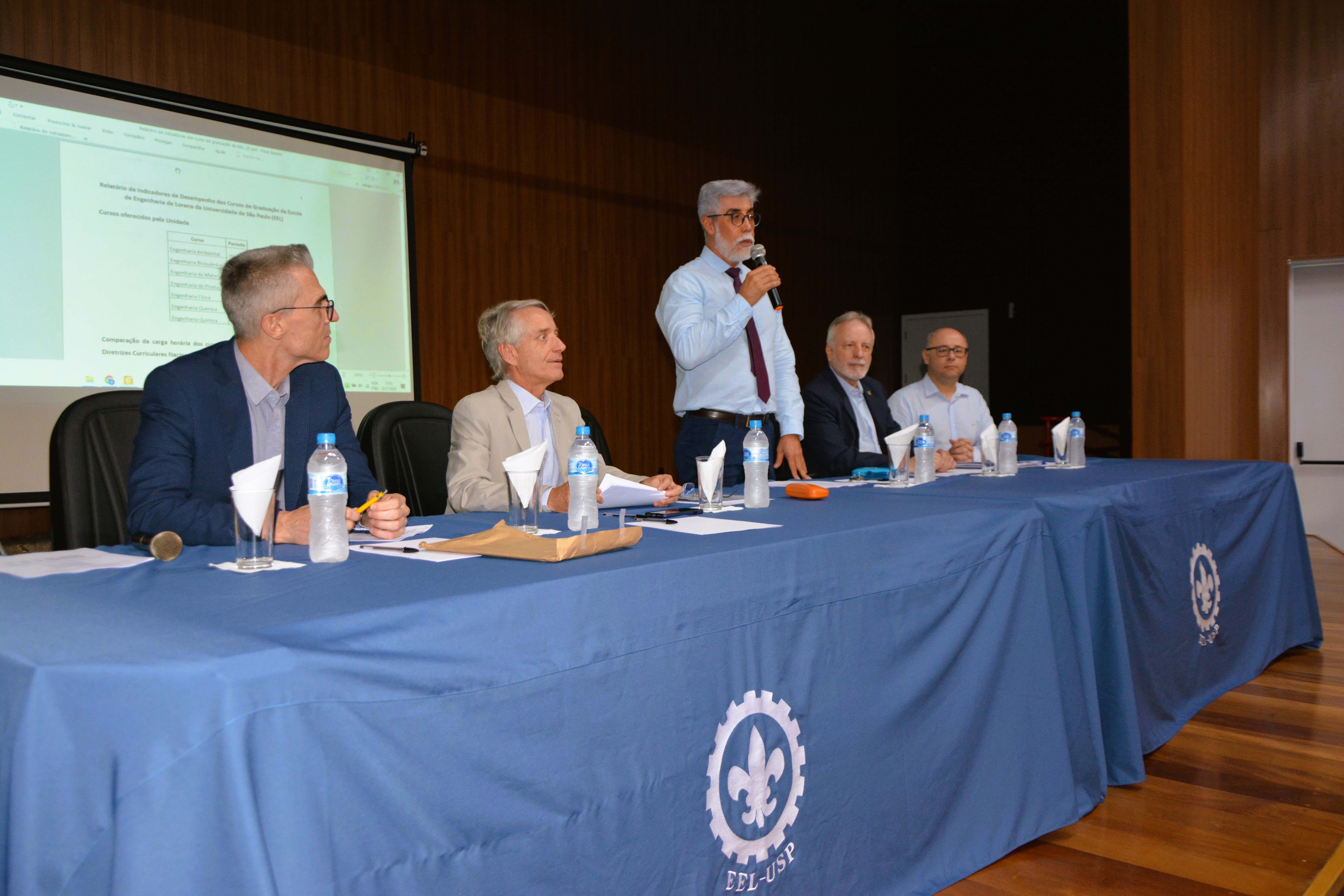 Reunião no Anfiteatro com os docentes e convidados.