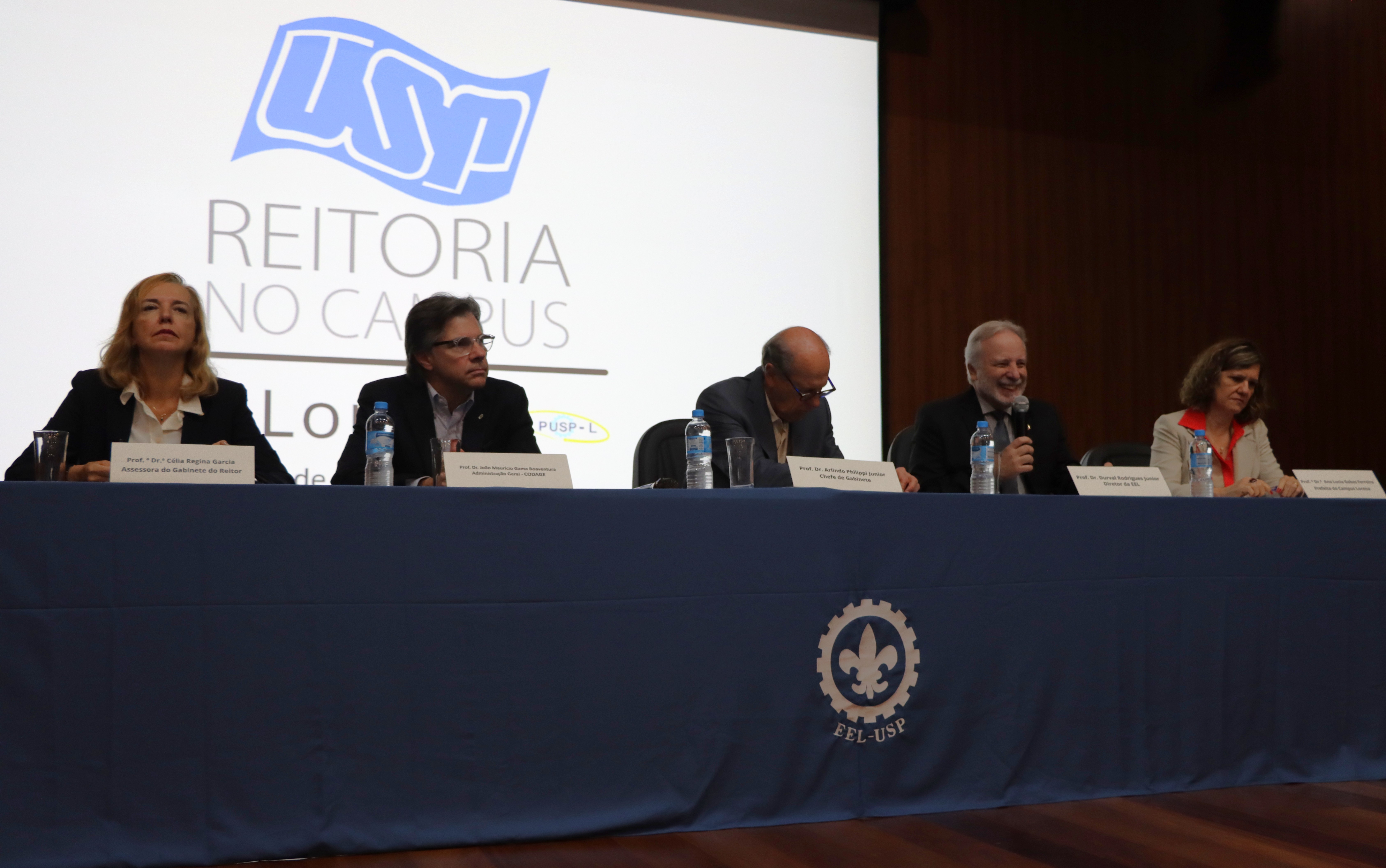 Autoridades na Mesa de abertura