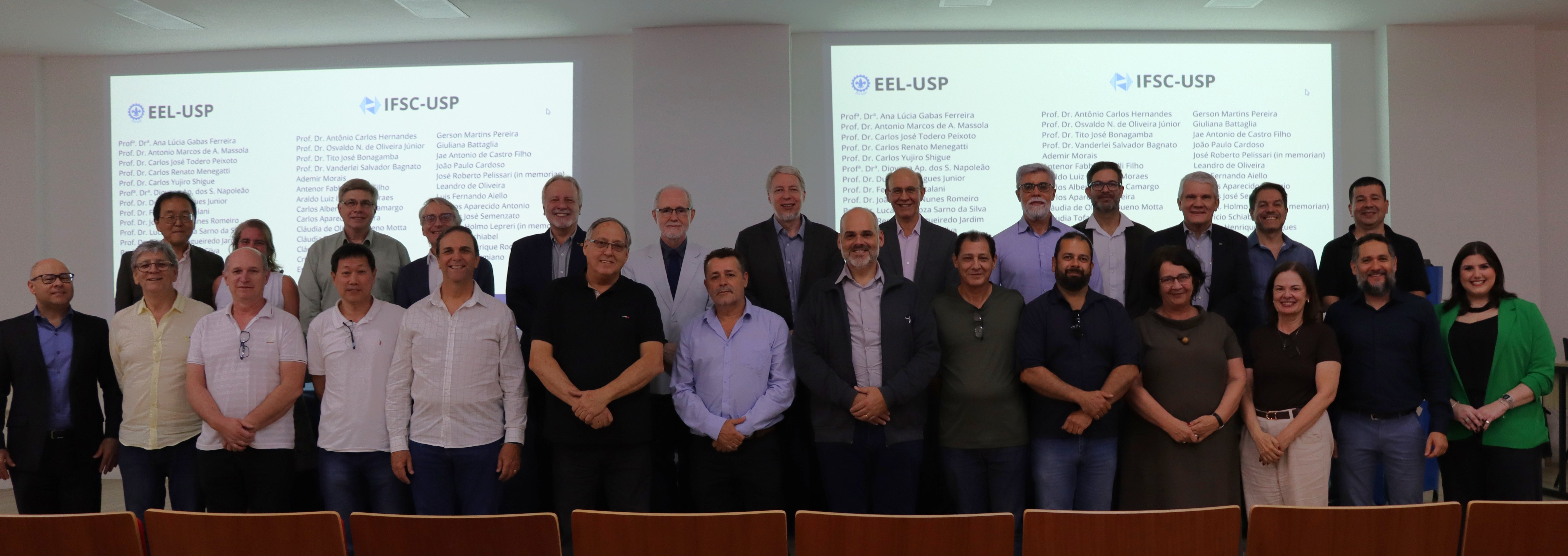 Docentes e servidores da EEL e do IFSC, que participaram da Cerimônia de homenagem a todos que trabalharam na reestruturação dos Laboratórios de Ensino de Física da EEL.