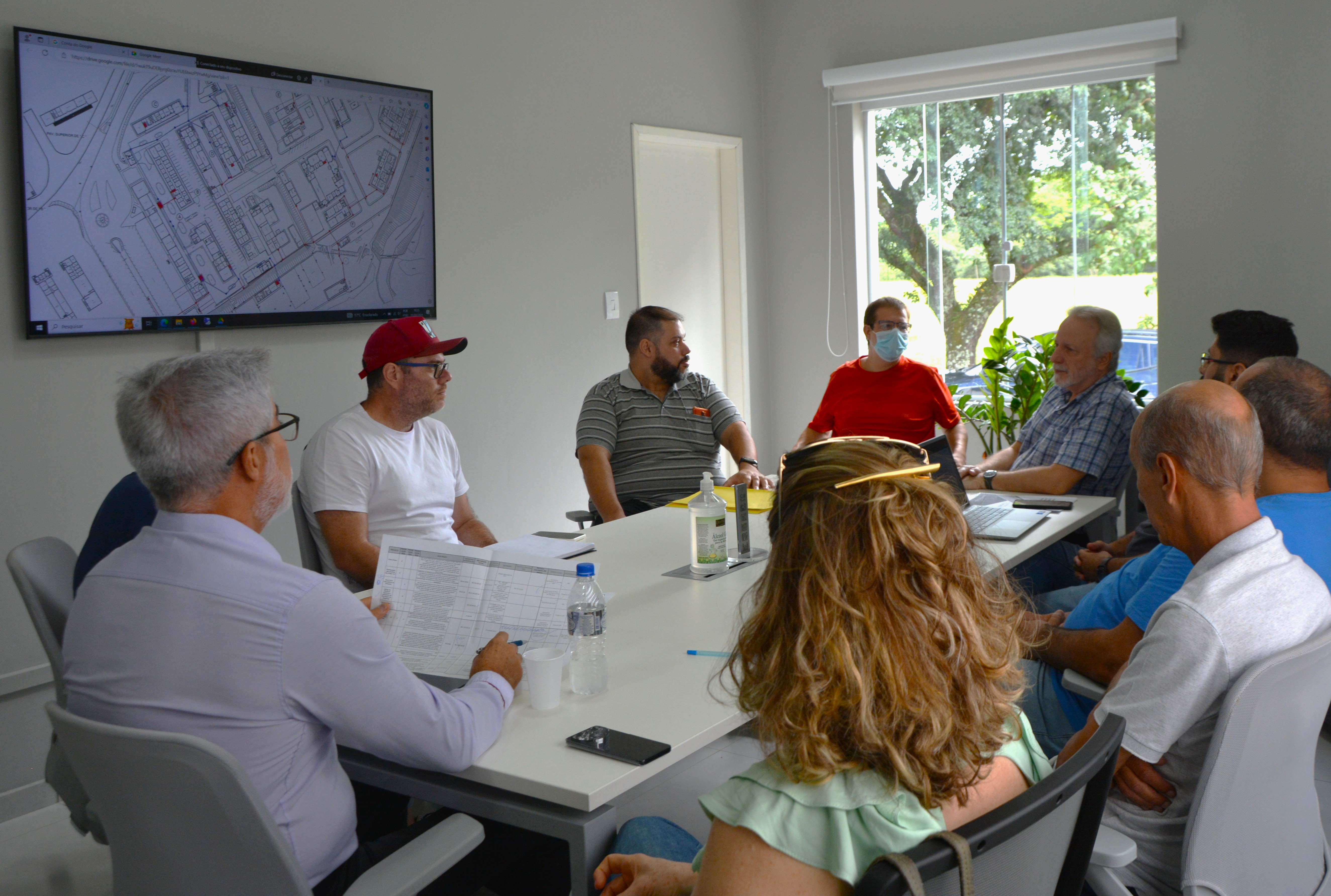 Reunião sobre a modernização das redes elétrica e de dados. Direção, Prefeitura do Campus e Setor de Compras