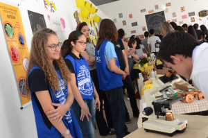 Feira de Ciências 2017 - Alunos mostram aos visitantes os micro-organismos dos diferentes queijos. Foto: Simone Colombo