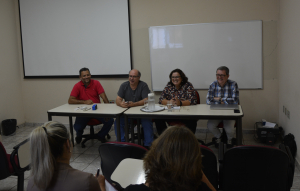 Prof. Estaner Romão, Presidente da CCEx Lorena; Prof. Renato Jardim, Diretor da EEL;  a Profa. Maria Aparecida, Pró-Reitora de Cultura e Extensão da USP e o .; Prof. Amilton Martins, Vice-Diretor da EEL em conversa com membros do CTA e da CCEx de Lorena. Foto: Simone Colombo