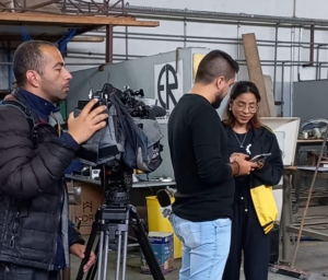 A aluna Gabriela Alves atendendo a equipe da TV Vanguarda