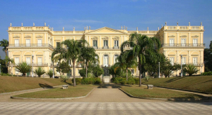 Foto Site UFRJ: https://ufrj.br/noticia/2015/12/22/museu-nacional-est-aberto-ao-p-blico-para-visita-o