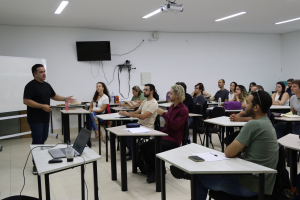 Prof. Eduardo Ferro fala aos alunos do curso do PPGMAD.