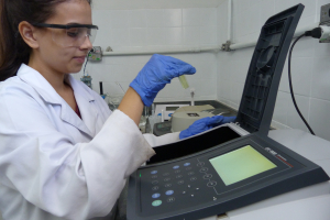 Estudante em Laboratório. Departamento de Engenharia Química. EEL.  Foto: Simone Colombo