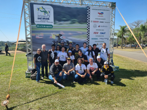 Prof. Durval Rodrigues Junior e os alunos da EEL Racing que puderam participar presencialmente da competição em 2022, além da presença comum de ex-alunos que sempre auxiliam a equipe. Foto: Arquivo pessoal Prof. Durval