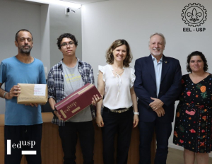Os premiados Prof. Eduardo Triboni e o aluno Filipe Leone; a Profa. Ana Lucia Gabas Ferreira, Prefeita do Campus, o Prof. Durval Rodrigues Junior, Diretor da EEL e a servidora Mª Letícia de Carvalho Pereira da Comissão Organizadora das comemorações dos 90 anos da USP em Lorena. Foto: Eduardo Mancini
