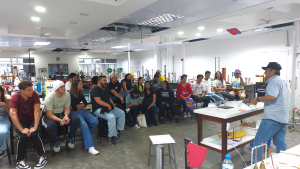 Alunos da EEL assistem apresentação no IFUSP com o Prof. Claudio Furukawa