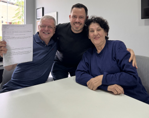 Thiago Guimarães com Professor Amilton Martins dos Santos e a servidora Gisele Maria Alves