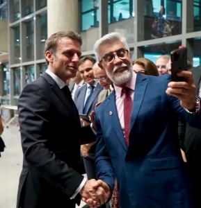 Diretor da EEL/USP, Prof. Silvio Silverio e o Presidente da França, Emmanuel Macron