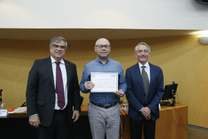 Prof. Carlos Gilberto Carlotti Júnior, reitor da Universidade de S. Paulo, o Prof. Herlandí de Souza Andrade, presidente da Comissão de Graduação da EEL e o Prof. Aluísio Augusto Cotrim Segurado, pro-reitor de Graduação da USP. Foto: Cecília Bastos/USP Imagens