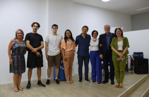 Profa. Kátia Candioto; os discentes Vinícius Ribeiro, Eduardo Menegotto e Giovana Sabino; Prof. Rodrigo Ratier, assessor de gabinete da PRIP; Profa. Miriam Debieux Rosa, Pró-Reitora Adjunta de Inclusão e Pertencimento (PRIP); Prof. Durval Rodrigues Junior, Diretor da EEL e Profa. Maria Auxiliadora Motta Barreto Presidente da Comissão de Inclusão e Pertencimento da EEL.