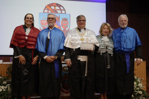Profa. Dra. Marina Gallottini, Secretária Geral da USP; Prof. Dr. Silvio Silvério da Silva, Diretor da EEL; Prof. Dr. Carlos Carlotti, Reitor da USP; Profa. Dra. Maria Arminda, Vice-reitora e o Prof. Dr. Durval Rodrigues Junior, Diretor da EEL para gestão 2024-2028. Foto: Eduardo Mancini