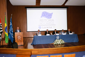 Mesa de abertura. Da esquerda para a direita: Prof. Amilton Martins dos Santos - Prefeito do Campus de Lorena; Prof. Durval Rodrigues Junior - Diretor da EEL; Prof. Edmilson Dias de Freitas – Coordenador executivo do Gabinete do Reitor; Prof. Fernando de Queiroz Cunha - Coordenador Executivo do Programa Reitoria no Campus e o Prof. Fabio Lotti Oliva – Diretor do Departamento de Convênios da USP. Foto: Simone Colombo