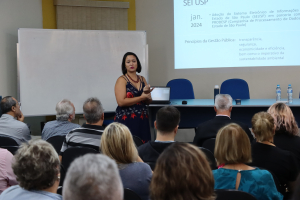 A servidora Lilian Bezerra fala aos servidores da EEL. Treinamento SEI. Auditório da Biblioteca - EEL. Área I. 