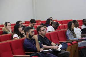 Alunos da pós-graduação assistem Palestra de Boas Vindas. Foto: Eduardo Mancini