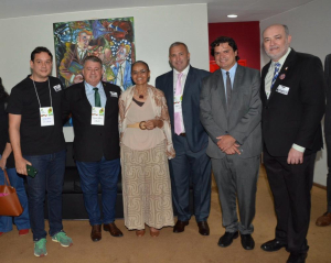 Prof. Maurício Lamano, à direita da Ministra do Meio Ambiente, Marina Silva com os demais pesquisadores do Projeto Cidades Verdes Resilientes. (Foto cedida pelo Prof. Maurício Lamano)