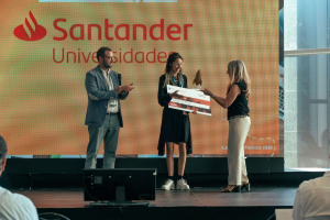 Laura Lis recebendo o prêmio no E.AWARDS@TÉCNICO – Lisboa - Portugal