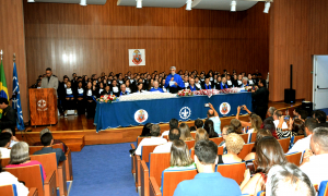 Diretor da EEL, Prof. Dr. Silvio Silverio, faz a abertura da cerimônia de Colação de Grau dos formandos do 2º Semestre de 2022. Foto: Simone Colombo