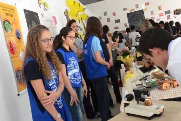 Feira de Ciências 2017 - Alunos mostram aos visitantes os micro-organismos dos diferentes queijos. Foto: Simone Colombo