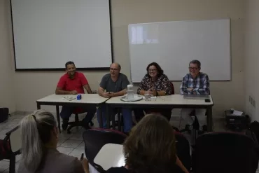 Prof. Estaner Romão, Presidente da CCEx Lorena; Prof. Renato Jardim, Diretor da EEL;  a Profa. Maria Aparecida, Pró-Reitora de Cultura e Extensão da USP e o .; Prof. Amilton Martins, Vice-Diretor da EEL em conversa com membros do CTA e da CCEx de Lorena. Foto: Simone Colombo