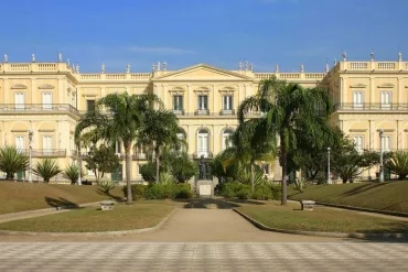 Foto Site UFRJ: https://ufrj.br/noticia/2015/12/22/museu-nacional-est-aberto-ao-p-blico-para-visita-o