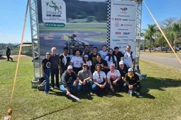 Prof. Durval Rodrigues Junior e os alunos da EEL Racing que puderam participar presencialmente da competição em 2022, além da presença comum de ex-alunos que sempre auxiliam a equipe. Foto: Arquivo pessoal Prof. Durval