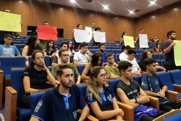 Encontro entre Direção, PUSP-L e alunos da EEL. Alunos fazem suas reivindicações. Foto: Julia Areco