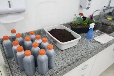 Sem produtos químicos, compostagem gera adubo orgânico líquido e sólido. Foto cedida pelo grupo.