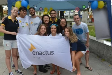 Alunos da EEL se reúnem para divulgar os trabalhos realizados pela Enactus na Praça Arnolfo de Azevedo em Lorena (2019). Foto: Simone Colombo;