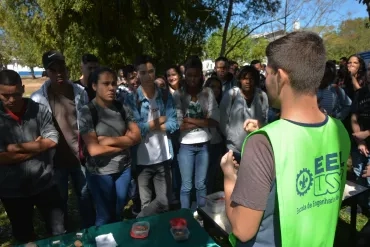 Aluno monitor fala sobre Engenharia Ambiental com os visitantes.  Foto: Simone Colombo.  Veja mais imagens no Facebook oficial da EEL:  https://www.facebook.com/EEL.USP/