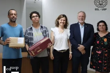 Os premiados Prof. Eduardo Triboni e o aluno Filipe Leone; a Profa. Ana Lucia Gabas Ferreira, Prefeita do Campus, o Prof. Durval Rodrigues Junior, Diretor da EEL e a servidora Mª Letícia de Carvalho Pereira da Comissão Organizadora das comemorações dos 90 anos da USP em Lorena. Foto: Eduardo Mancini