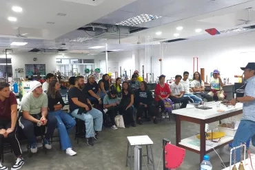 Alunos da EEL assistem apresentação no IFUSP com o Prof. Claudio Furukawa