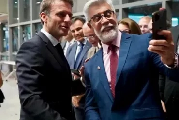 Diretor da EEL/USP, Prof. Silvio Silverio e o Presidente da França, Emmanuel Macron