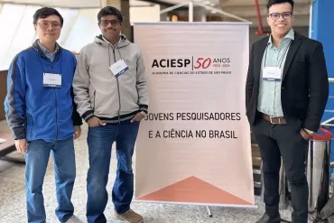 Prof. Wei-Liang Qian, Prof. Anuj Chandel e Prof. Valdeir Arantes no encontro da Aciesp. Foto: Valdeir Arantes