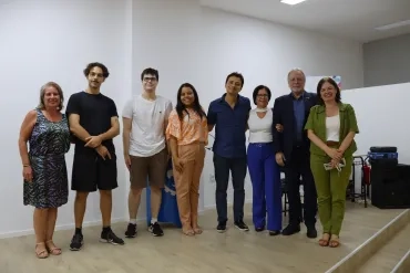 Profa. Kátia Candioto; os discentes Vinícius Ribeiro, Eduardo Menegotto e Giovana Sabino; Prof. Rodrigo Ratier, assessor de gabinete da PRIP; Profa. Miriam Debieux Rosa, Pró-Reitora Adjunta de Inclusão e Pertencimento (PRIP); Prof. Durval Rodrigues Junior, Diretor da EEL e Profa. Maria Auxiliadora Motta Barreto Presidente da Comissão de Inclusão e Pertencimento da EEL.