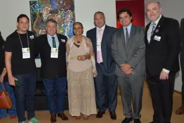 Prof. Maurício Lamano, à direita da Ministra do Meio Ambiente, Marina Silva com os demais pesquisadores do Projeto Cidades Verdes Resilientes. (Foto cedida pelo Prof. Maurício Lamano)