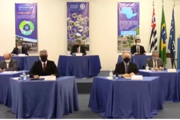 Além dos empossados (Á frente)A cerimônia contou com a presença do reitor Vahan Agopyan, do vice-reitor Antonio Carlos Hernandes, do secretário-geral Pedro Vitoriano de Oliveira, do ex-diretor da EEL, Renato de Figueiredo Jardim, e do ex-vice-diretor Amilton Martins dos Santos.