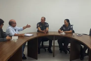 Imagem: Prefeito do Campus e Diretor da EEL em Reunião com a Polícia Militar. Foto: Marco Salles